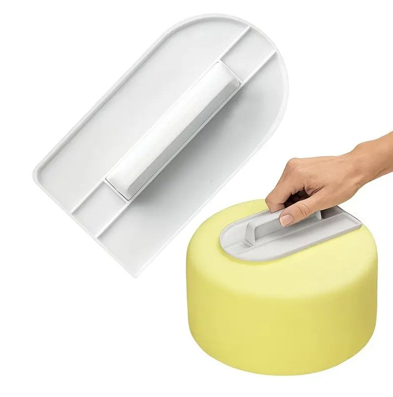 Spatula pentru decorarea prajiturilor/produselor de patiserie, Zola®, din plastic, alba, cu maner, 14.5x8 cm Spatula pentru decorarea prajiturilor/produselor de patiserie, Zola®, din plastic, alba, cu maner, 14.5x8 cm